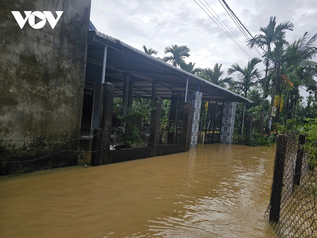 mua lu mien trung 7 nguoi chet, 5 nguoi mat tich, hon 100.000 nha ngap hinh anh 2