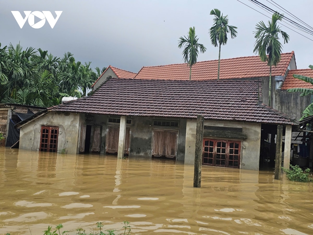 mua lu mien trung 7 nguoi chet, 5 nguoi mat tich, hon 100.000 nha ngap hinh anh 4