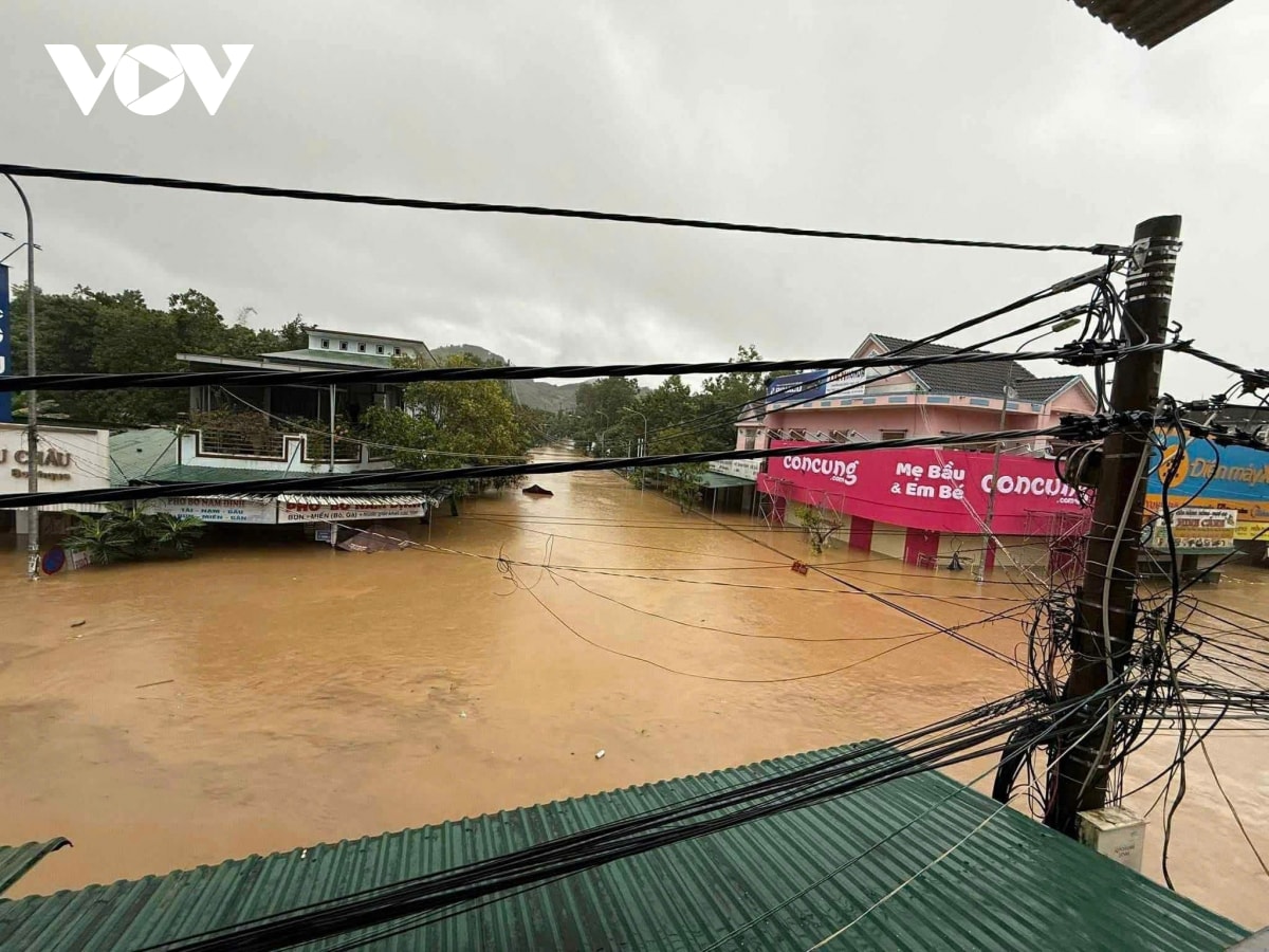 mua lu mien trung 7 nguoi chet, 5 nguoi mat tich, hon 100.000 nha ngap hinh anh 8