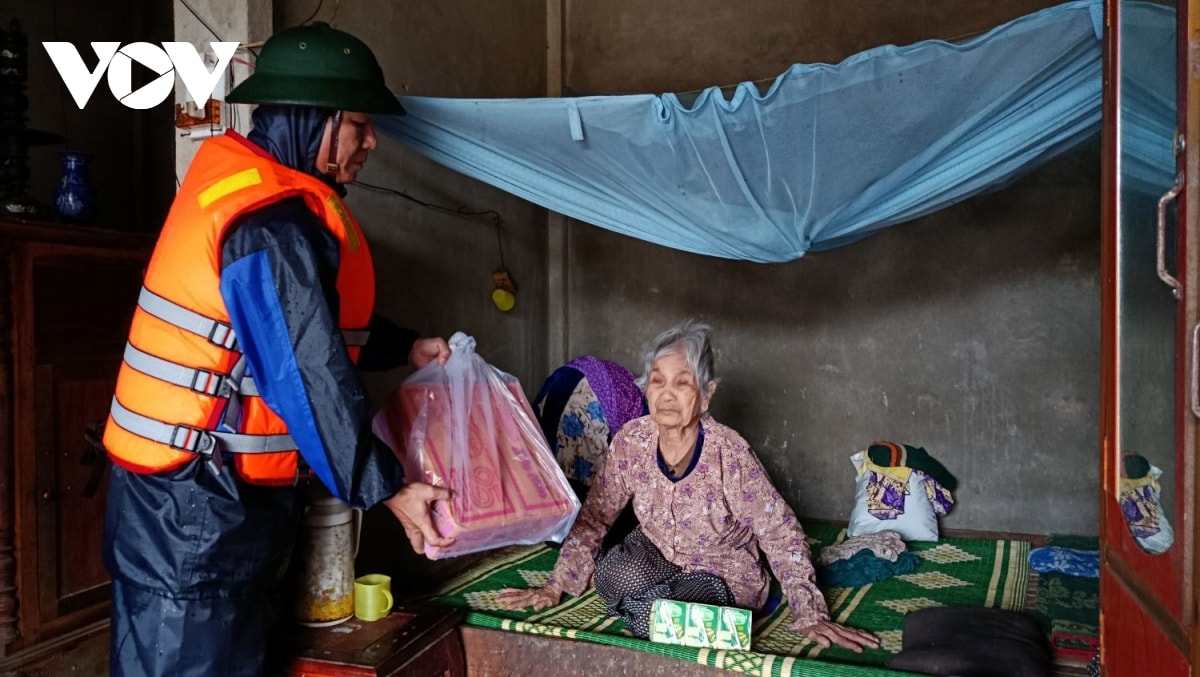 di dời người già, trẻ nhỏ vùng ngập lụt đến nơi an toàn ở thành phố huế hình ảnh 3 di doi nguoi gia, tre nho vung ngap lut den noi an toan o thanh pho hue hinh anh 3