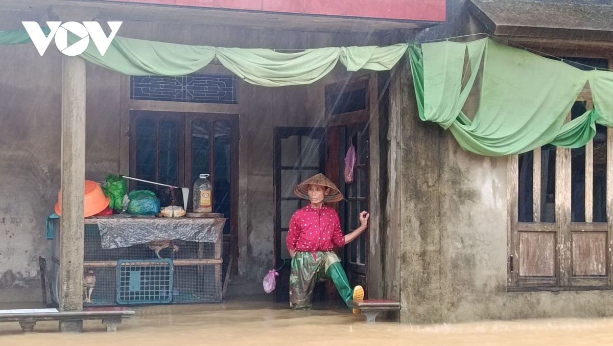di dời người già, trẻ nhỏ vùng ngập lụt đến nơi an toàn ở thành phố huế hình ảnh 1 di doi nguoi gia, tre nho vung ngap lut den noi an toan o thanh pho hue hinh anh 1