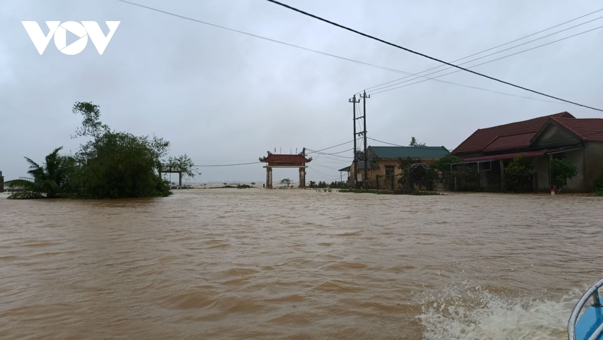 di dời người già, trẻ nhỏ vùng ngập lụt đến nơi an toàn ở thành phố huế hình ảnh 2 di doi nguoi gia, tre nho vung ngap lut den noi an toan o thanh pho hue hinh anh 2