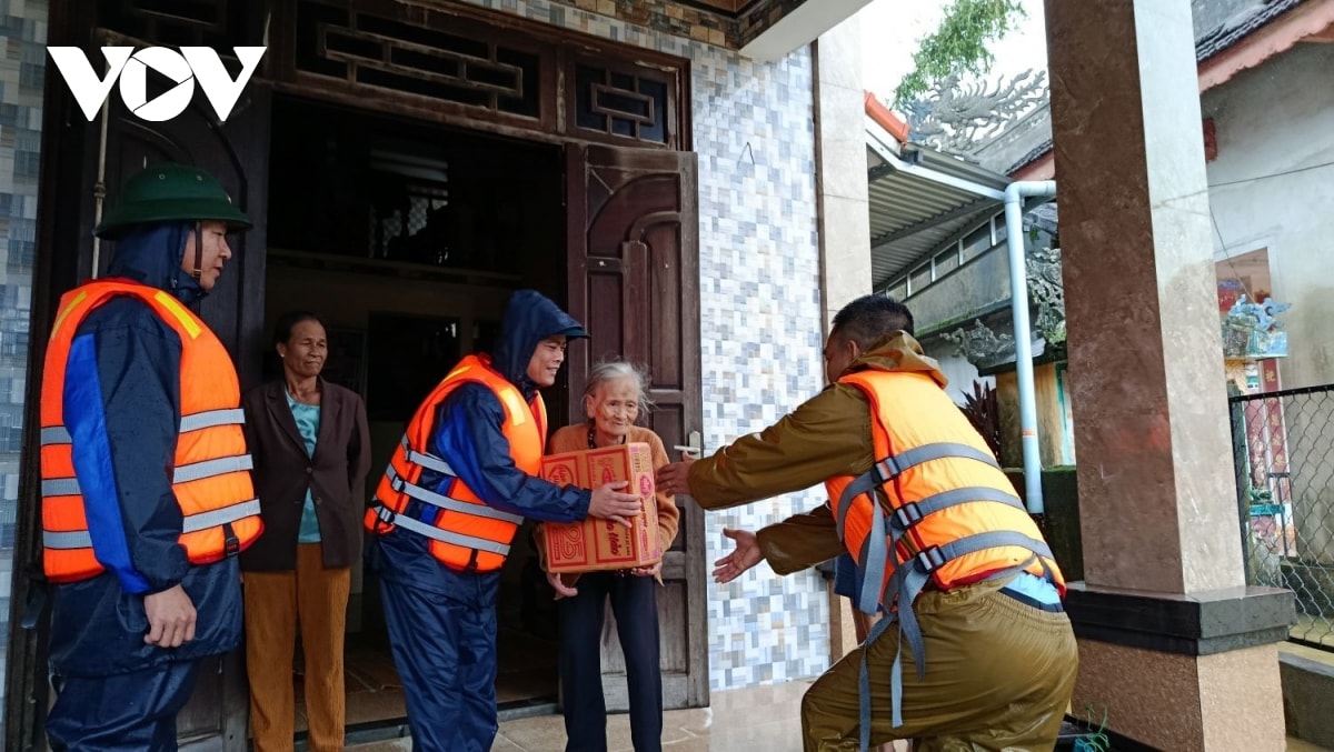 di dời người già, trẻ nhỏ vùng ngập lụt đến nơi an toàn ở thành phố huế hình ảnh 4 di doi nguoi gia, tre nho vung ngap lut den noi an toan o thanh pho hue hinh anh 4