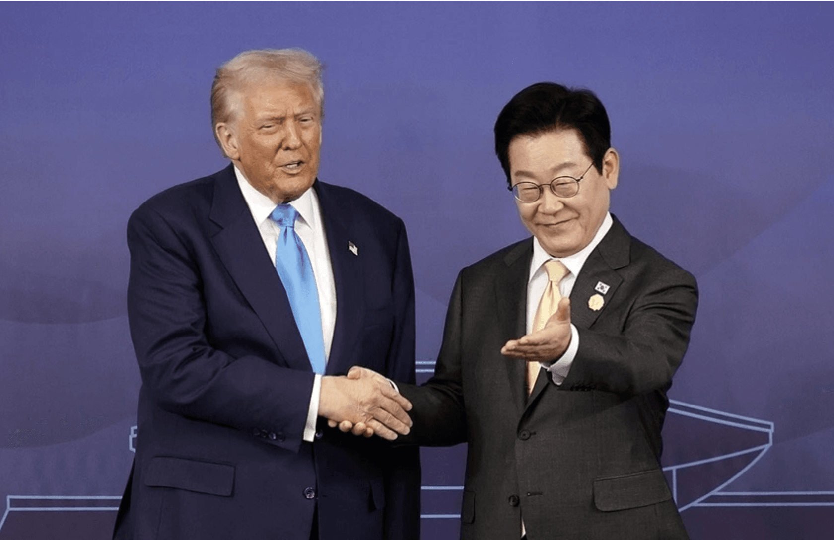 Tổng thống Mỹ Donald Trump gặp Tổng thống Hàn Quốc Lee Jae Myung chiều 29/10. (Ảnh: Yonhap News)