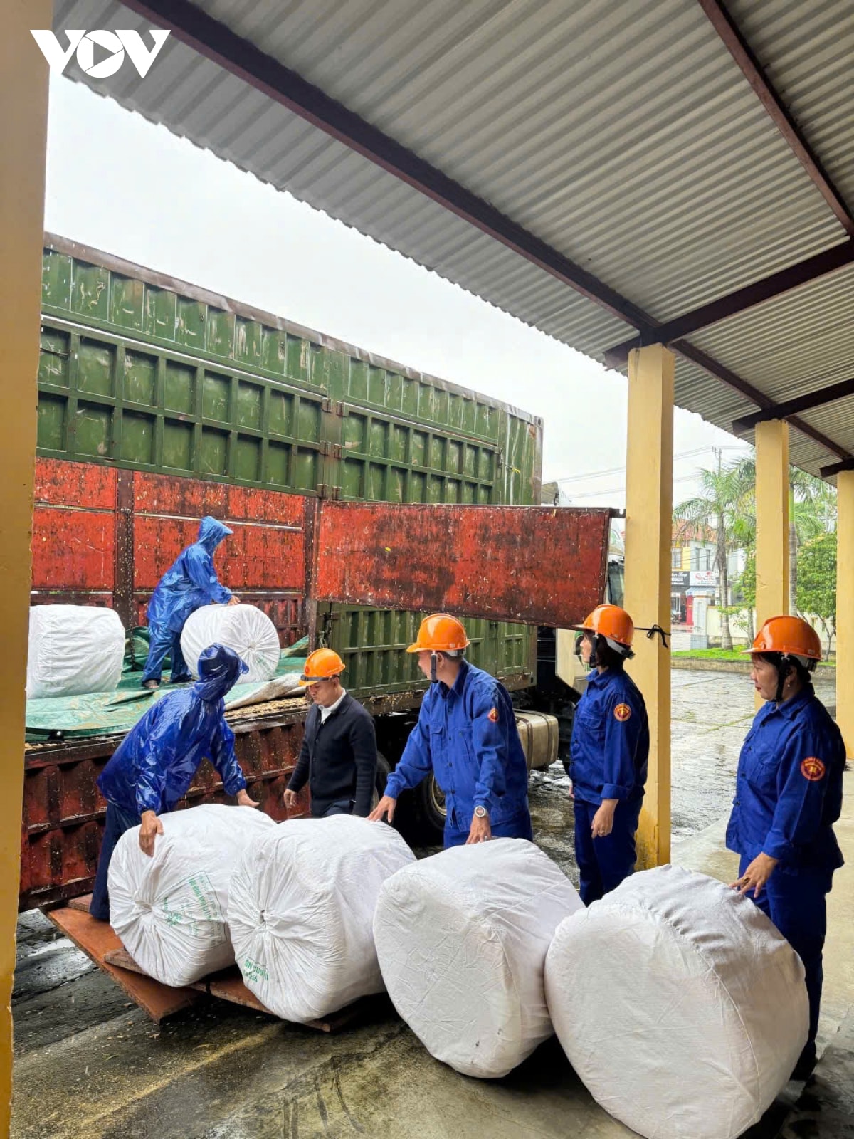 xuất cấp hàng dự trữ quốc gia hỗ trợ tp.huế khắc phục hậu quả thiên tai hình ảnh 1 xuat cap hang du tru quoc gia ho tro tp.hue khac phuc hau qua thien tai hinh anh 1