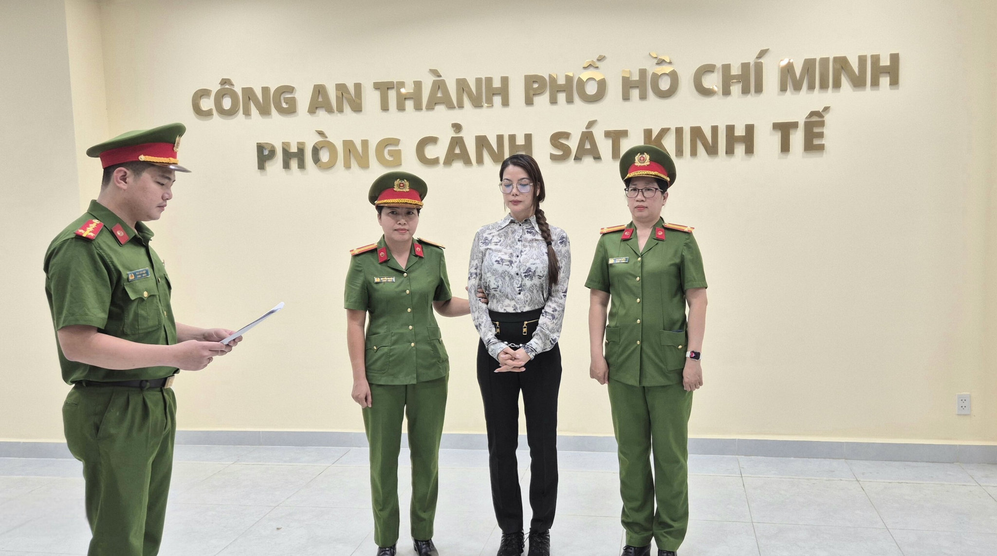 Công an TP.HCM đọc lệnh bắt tạm giam diễn viên Trương Ngọc Ánh. (Ảnh: Công an cung cấp)