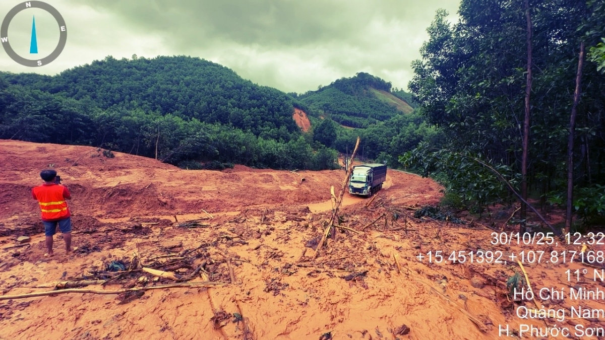 còn 79 vị trí tắc, sạt lở đường do mưa lũ lớn tại khu vực miền trung, tây nguyên hình ảnh 1 con 79 vi tri tac, sat lo duong do mua lu lon tai khu vuc mien trung, tay nguyen hinh anh 1