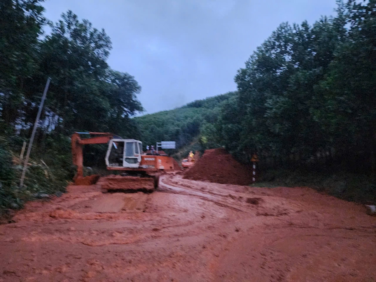 còn 79 vị trí tắc, sạt lở đường do mưa lũ lớn tại khu vực miền trung, tây nguyên hình ảnh 2 con 79 vi tri tac, sat lo duong do mua lu lon tai khu vuc mien trung, tay nguyen hinh anh 2