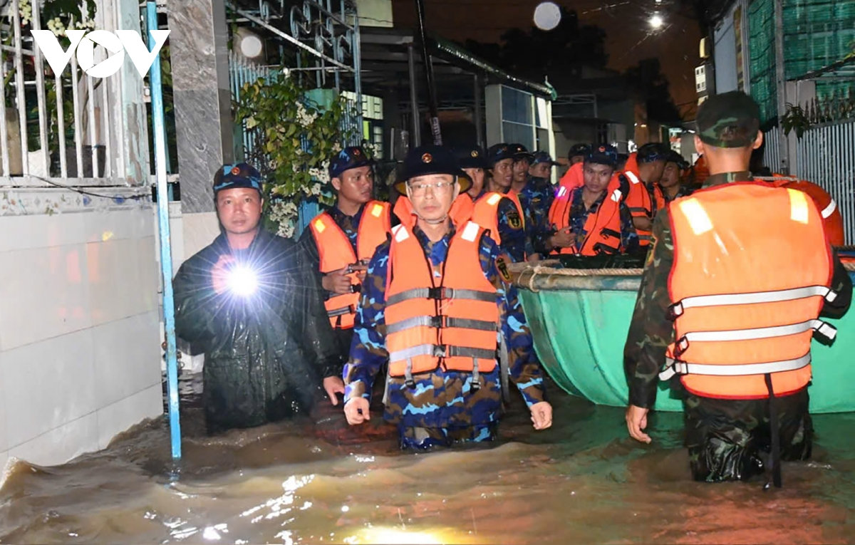 lực lượng quân đội, công an lâm Đồng hỗ trợ người dân chạy lũ trong đêm hình ảnh 2 luc luong quan doi, cong an lam Dong ho tro nguoi dan chay lu trong dem hinh anh 2
