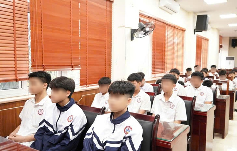 21 hoc sinh o ha noi mang hung khi giai quyet mau thuan bi cong an trieu tap hinh anh 1