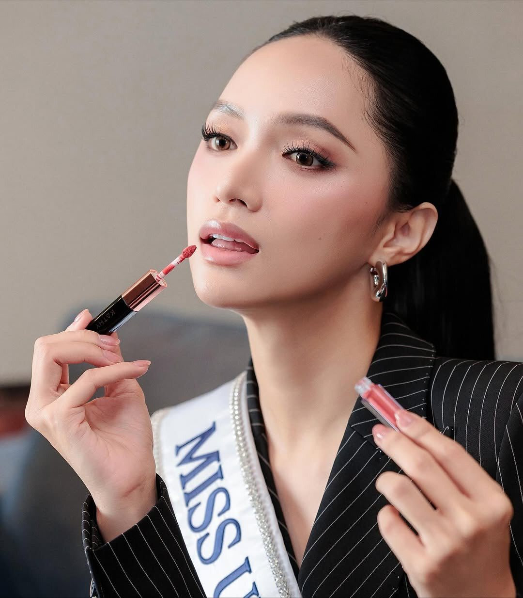 Hương Giang cùng các thí sinh Miss Universe 2025 bắt đầu bước vào hành trình chinh phục vương miện tại Thái Lan. Bước sang ngày thứ 2, đại diện Việt Nam vẫn là cái tên được truyền thông quốc tế quan tâm.