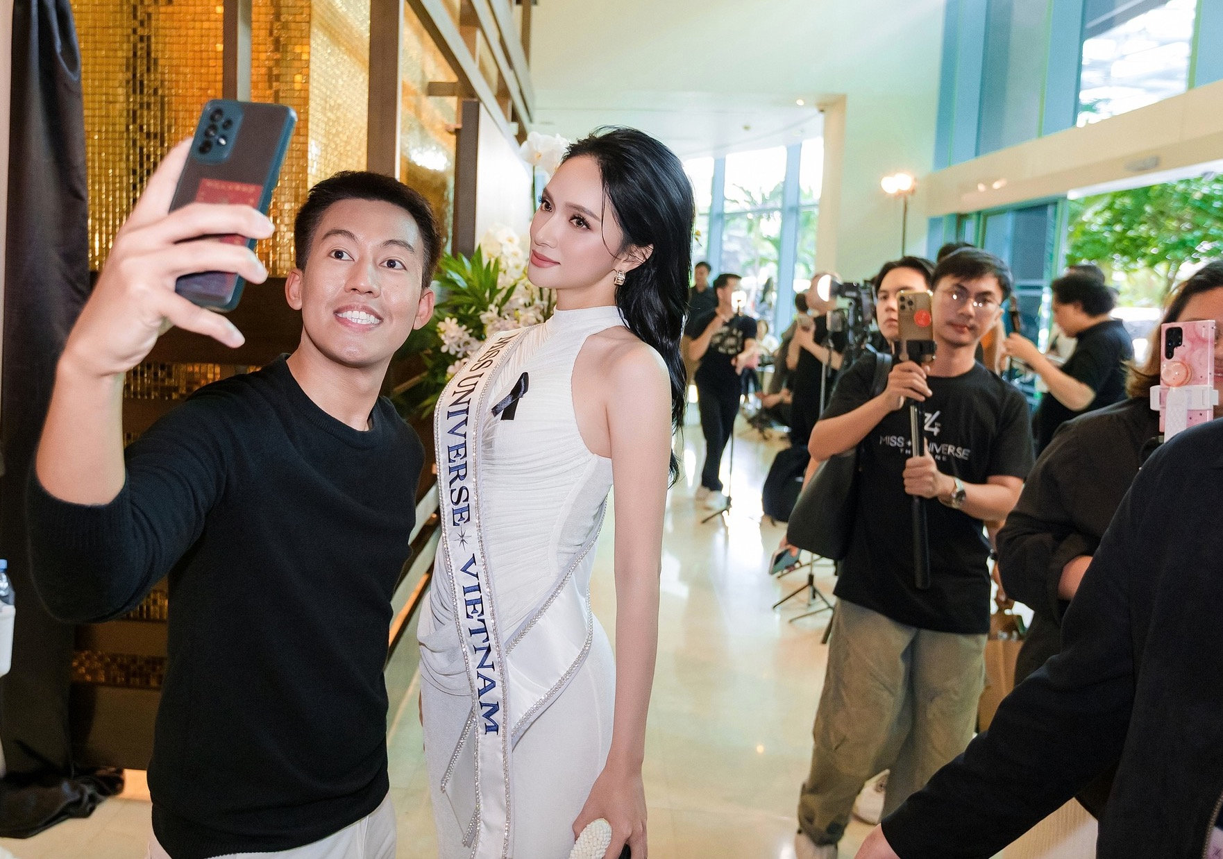 Đặc biệt, người đẹp Việt Nam cũng không ngần ngại dừng chân để trò chuyện, tạo dáng chụp ảnh với các fan hâm mộ bên ngoài khách sạn. Phong thái tự tin và năng lượng tích cực của cô nhanh chóng thu hút sự chú ý tại cuộc thi năm nay.