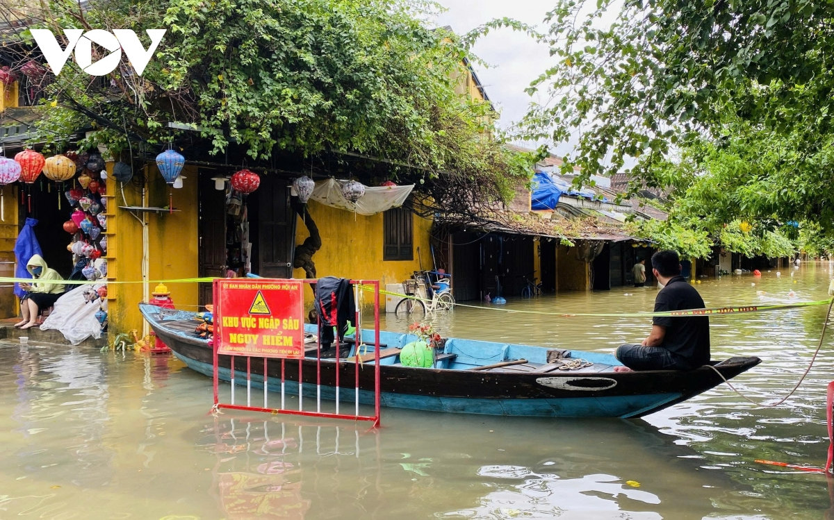 du khach trai nghiem an toan pho co hoi an mua lu hinh anh 4