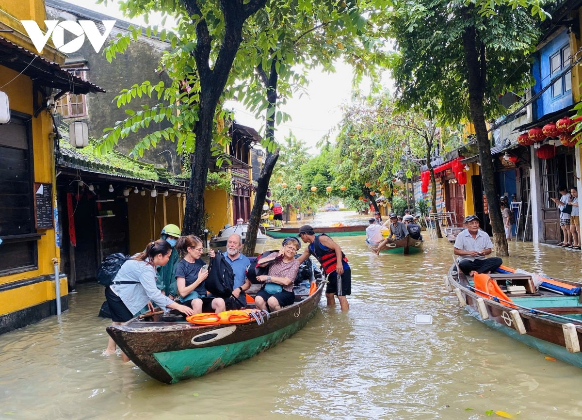 du khach trai nghiem an toan pho co hoi an mua lu hinh anh 2