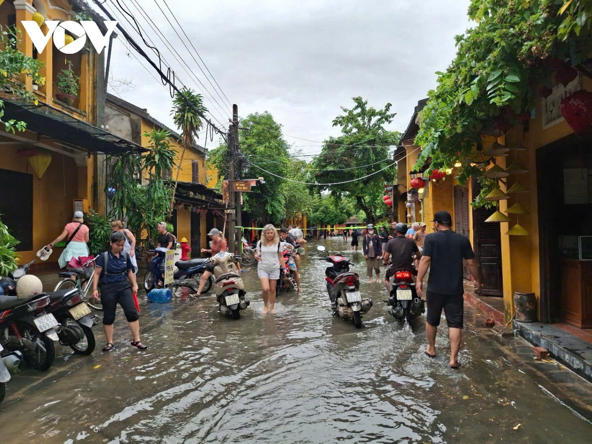 du khach trai nghiem an toan pho co hoi an mua lu hinh anh 3