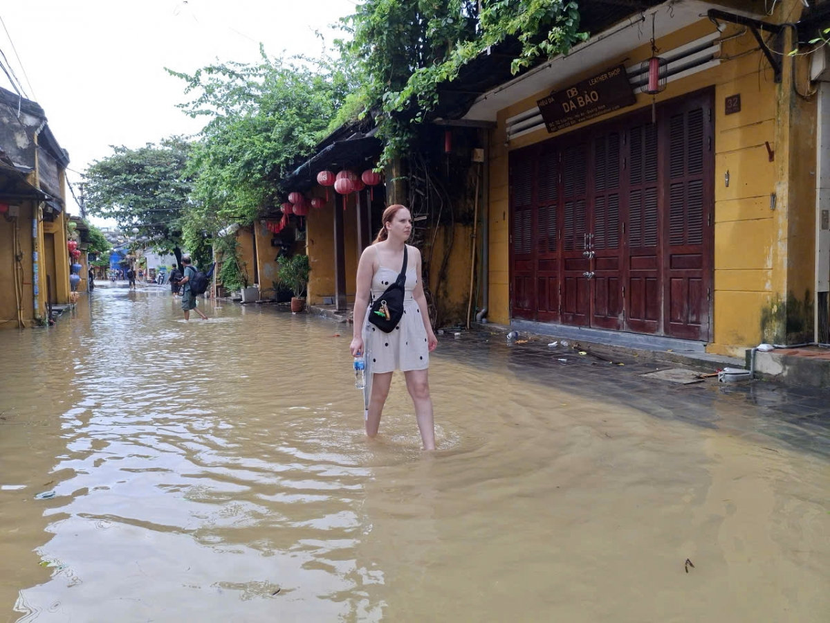 du khach trai nghiem an toan pho co hoi an mua lu hinh anh 1