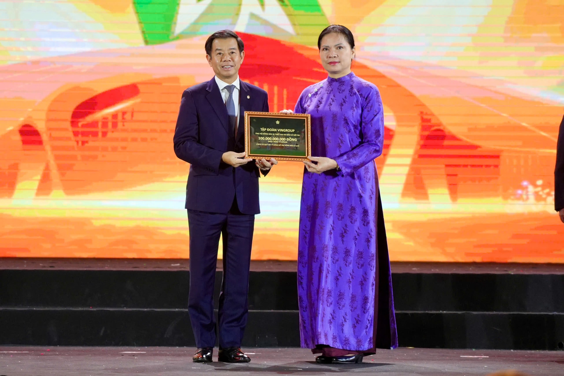 Ông Nguyễn Việt Quang – Phó Chủ tịch kiêm Tổng Giám đốc Tập đoàn Vingroup - trao bảng ủng hộ 100 tỷ đồng, trích từ ngân sách 500 tỷ đồng hỗ trợ đồng bào khắc phục hậu quả lũ lụt.