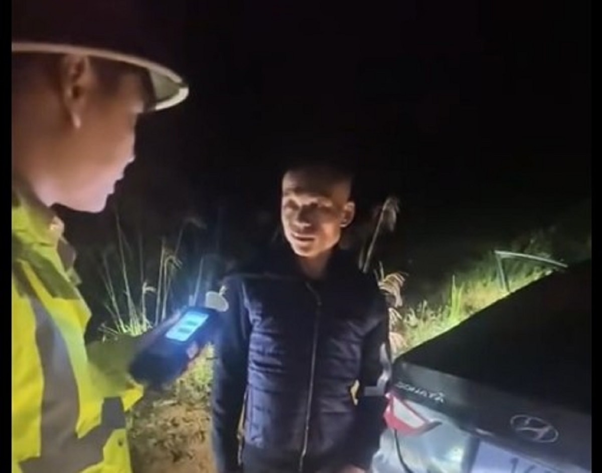 Vi phạm nồng độ cồn gấp đôi mức kịch khung, tài xế bị xử phạt 35 triệu đồng và tước giấy phép lái xe 24 tháng.