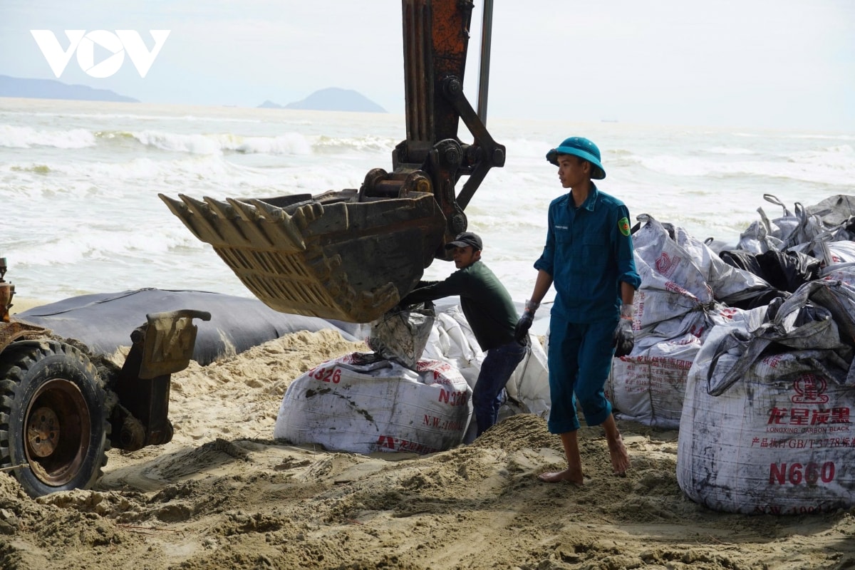 bão số 13 đang tiến gần bờ biển cửa Đại, hội an bị xói lở nghiêm trọng hình ảnh 2 bao so 13 dang tien gan bo bien cua Dai, hoi an bi xoi lo nghiem trong hinh anh 2