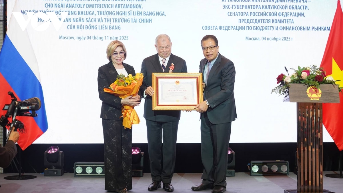 trao tặng huân chương hữu nghị cho người bạn nga của việt nam hình ảnh 2 trao tang huan chuong huu nghi cho nguoi ban nga cua viet nam hinh anh 2