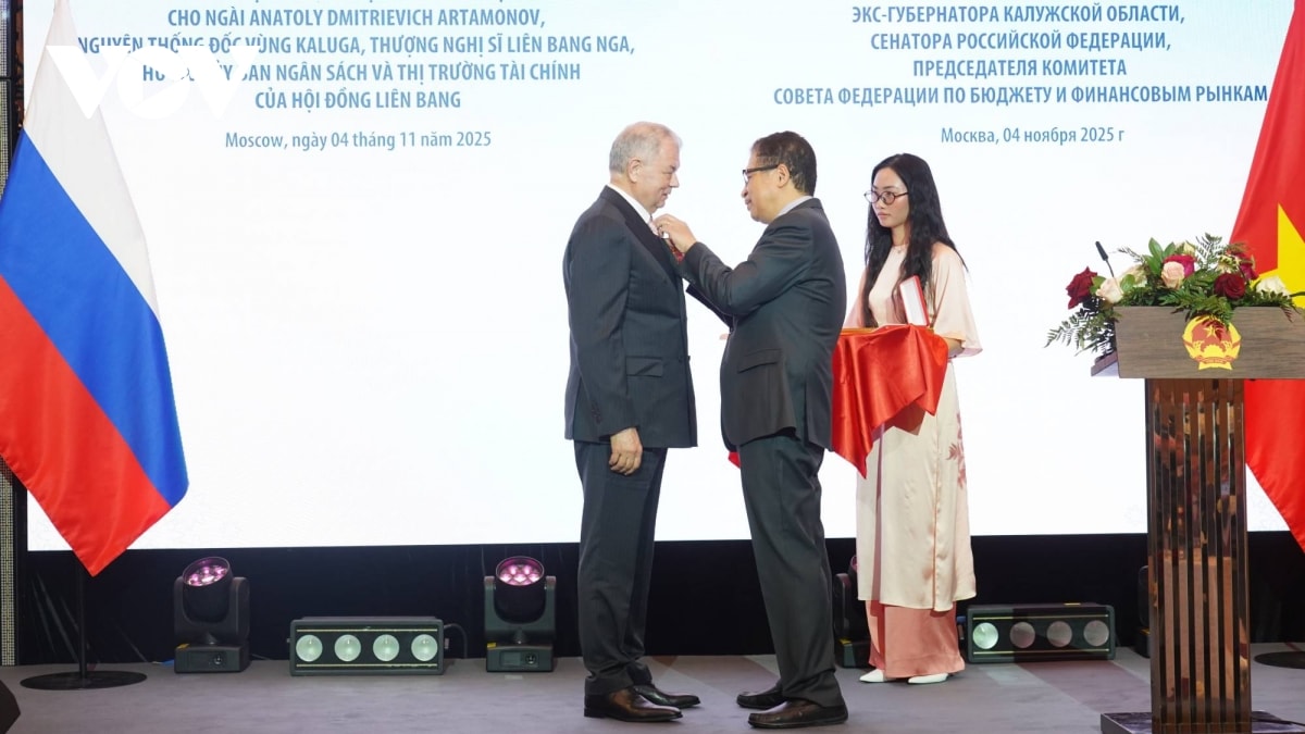 trao tặng huân chương hữu nghị cho người bạn nga của việt nam hình ảnh 1 trao tang huan chuong huu nghi cho nguoi ban nga cua viet nam hinh anh 1