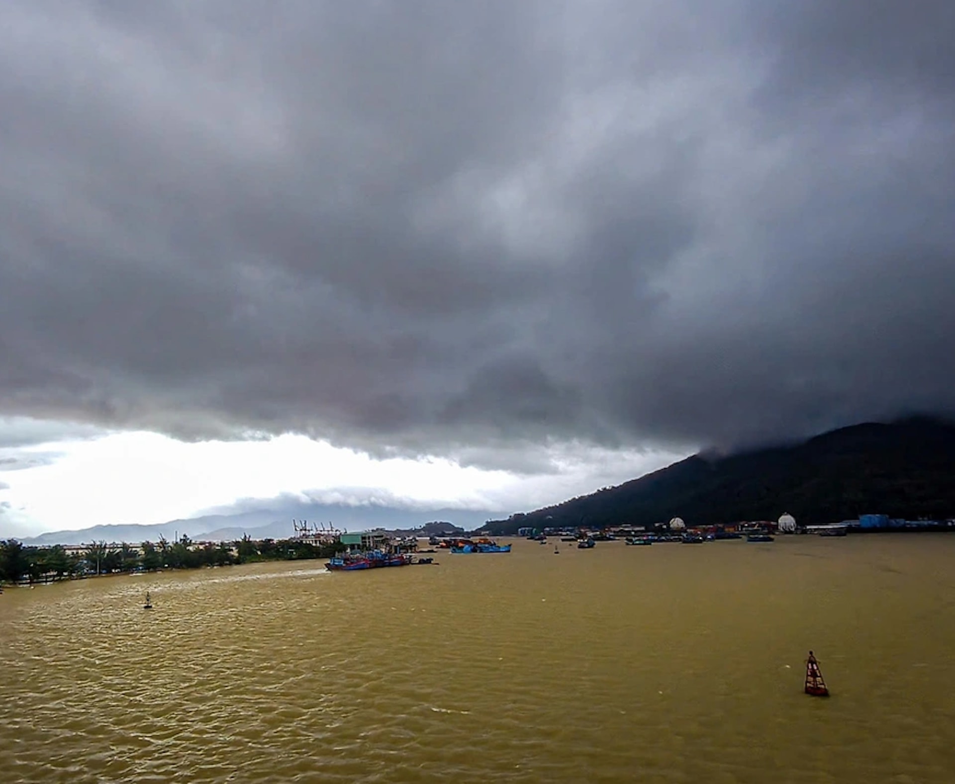 Mây đen từ hướng bán đảo Sơn Trà được gió thổi về phía trung tâm TP Đà Nẵng (Ảnh: Hoài Sơn).