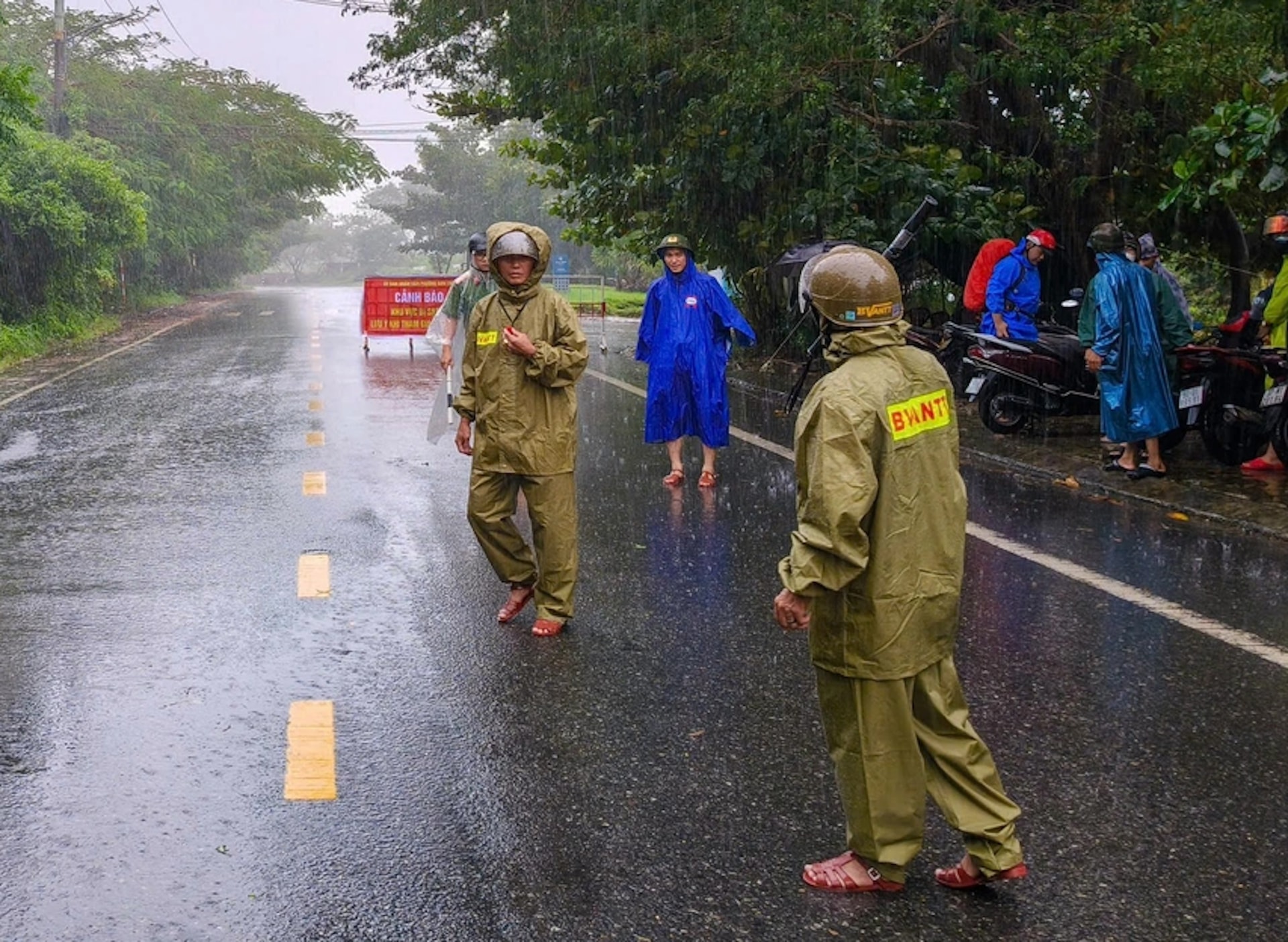 Đà Nẵng rào chắn, bố trí người ứng trực cấm người và phương tiện lên bán đảo Sơn Trà.