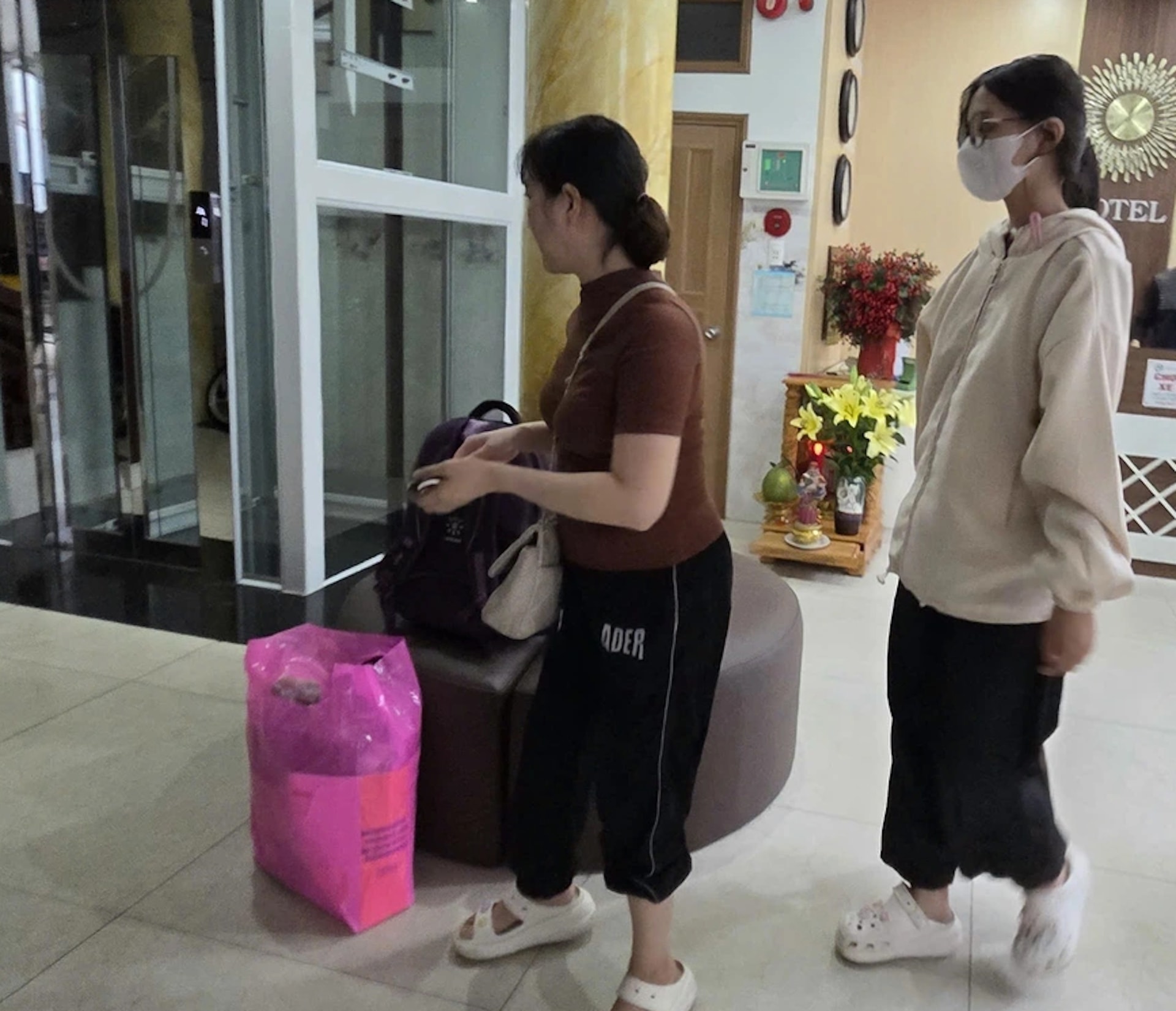 Người dân Quảng Ngãi thuê khách sạn, nhà nghỉ để tránh bão. (Ảnh: Thanh Tùng)