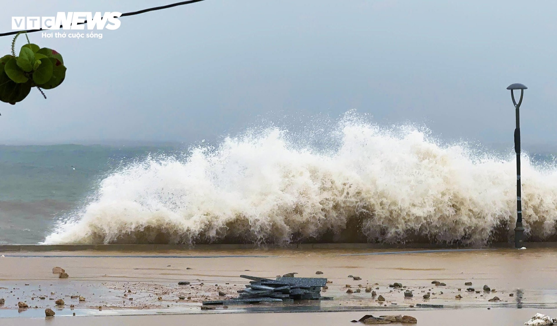 Chiều 6/11, bão Kalmaegi chưa đổ bộ vào đất liền nhưng đã gây mưa to gió lớn, sóng dâng cao gần 10m tại các khu vực ven biển Gia Lai, Đắk Lắk.