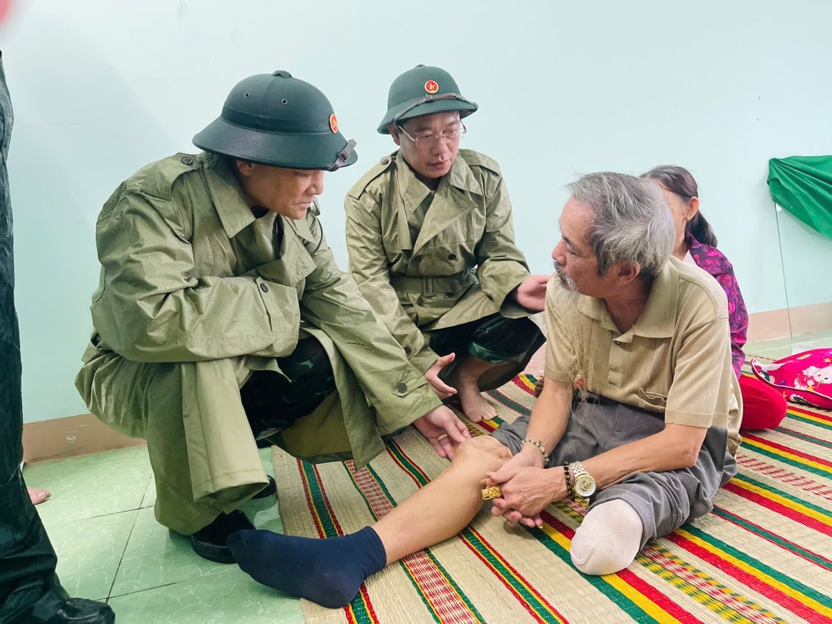 Đoàn công tác bộ quốc phòng kiểm tra, chỉ đạo ứng phó bão số 13 tại quảng ngãi hình ảnh 2 Doan cong tac bo quoc phong kiem tra, chi dao ung pho bao so 13 tai quang ngai hinh anh 2