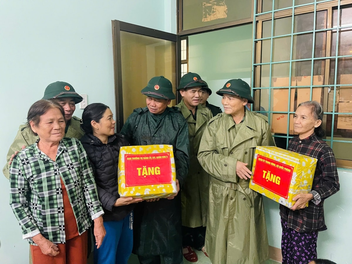 Đoàn công tác bộ quốc phòng kiểm tra, chỉ đạo ứng phó bão số 13 tại quảng ngãi hình ảnh 3 Doan cong tac bo quoc phong kiem tra, chi dao ung pho bao so 13 tai quang ngai hinh anh 3