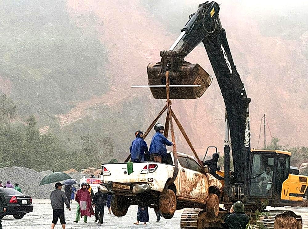 sạt lở đất tại hà tĩnh gây cản trở giao thông và thiệt hại lớn hình ảnh 3 sat lo dat tai ha tinh gay can tro giao thong va thiet hai lon hinh anh 3