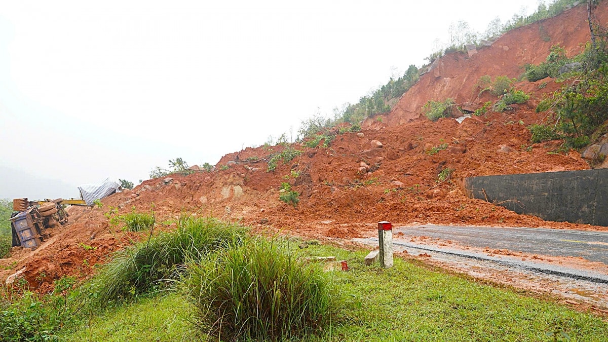 sạt lở đất tại hà tĩnh gây cản trở giao thông và thiệt hại lớn hình ảnh 1 sat lo dat tai ha tinh gay can tro giao thong va thiet hai lon hinh anh 1