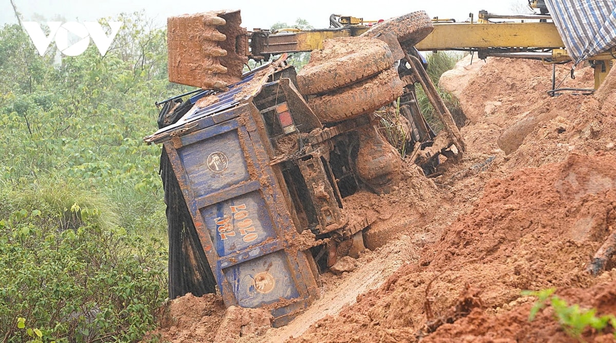 sạt lở đất tại hà tĩnh gây cản trở giao thông và thiệt hại lớn hình ảnh 2 sat lo dat tai ha tinh gay can tro giao thong va thiet hai lon hinh anh 2
