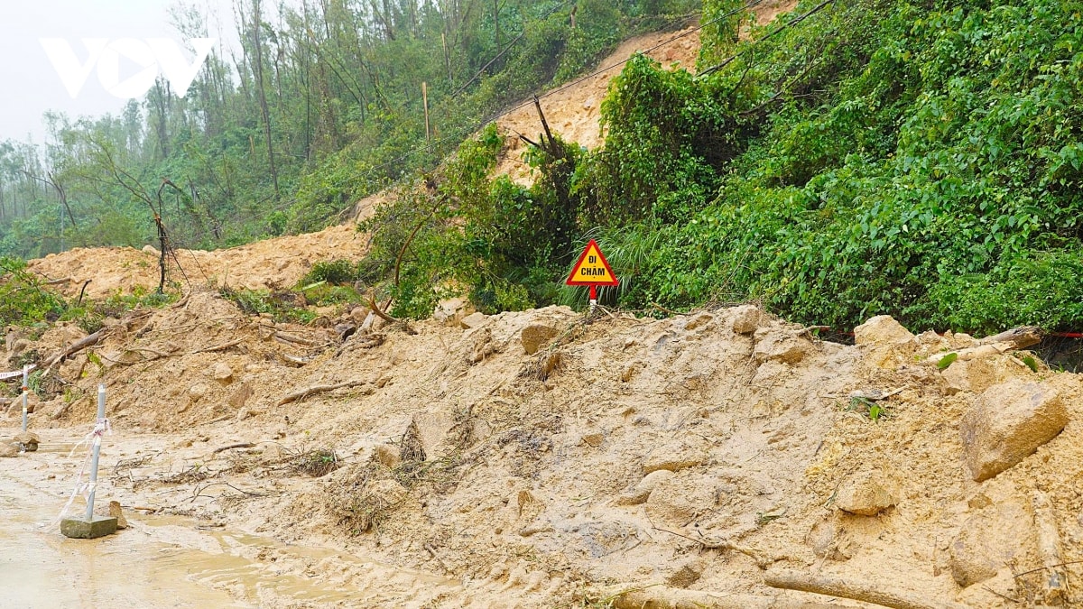 sạt lở đất tại hà tĩnh gây cản trở giao thông và thiệt hại lớn hình ảnh 5 sat lo dat tai ha tinh gay can tro giao thong va thiet hai lon hinh anh 5