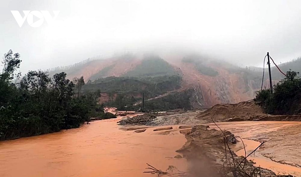 sạt lở đất tại hà tĩnh gây cản trở giao thông và thiệt hại lớn hình ảnh 4 sat lo dat tai ha tinh gay can tro giao thong va thiet hai lon hinh anh 4