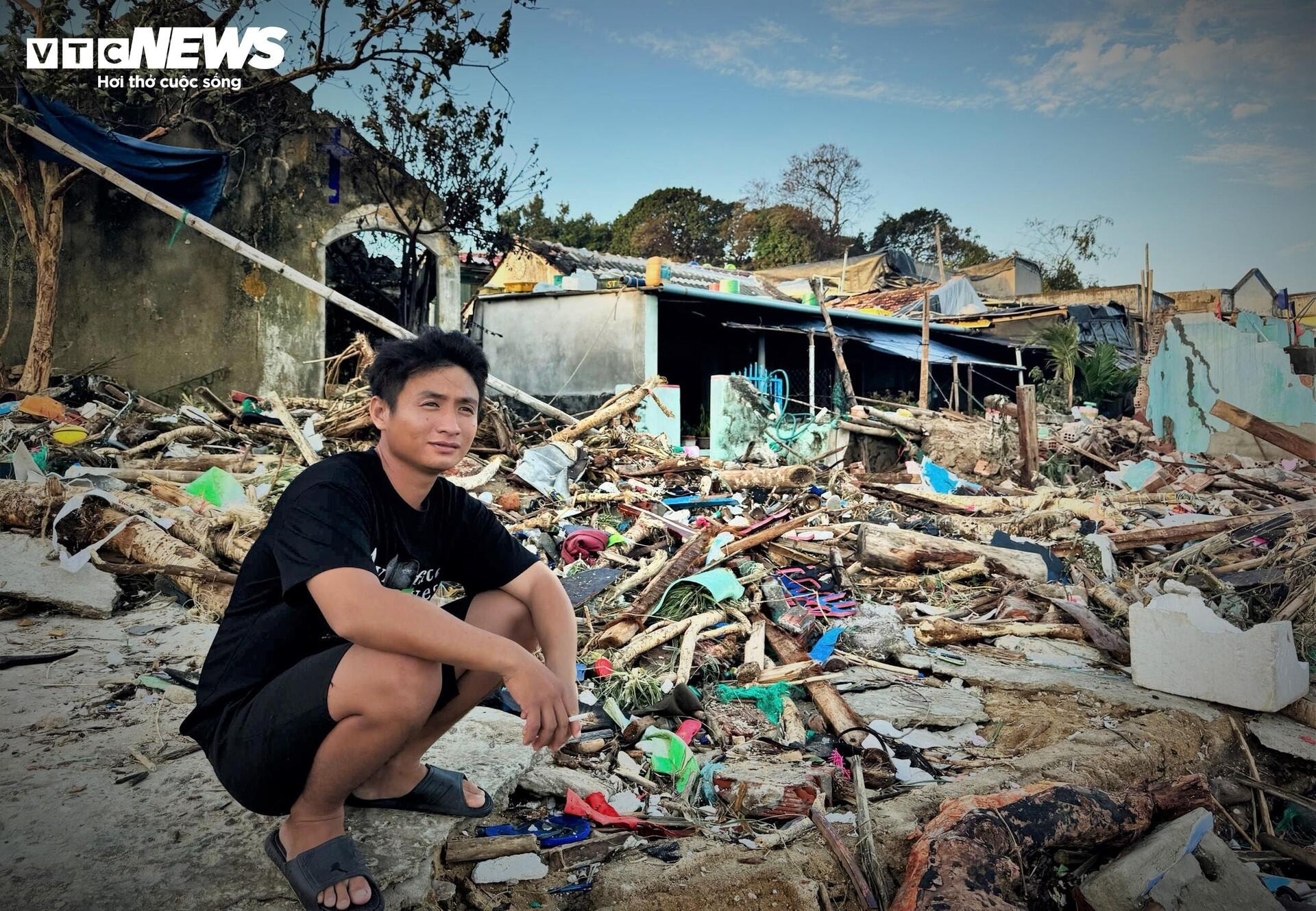 Bão Kalmaegi ‘nuốt’ làng ven biển Gia Lai: Sau một đêm, không còn nhà để về - 2