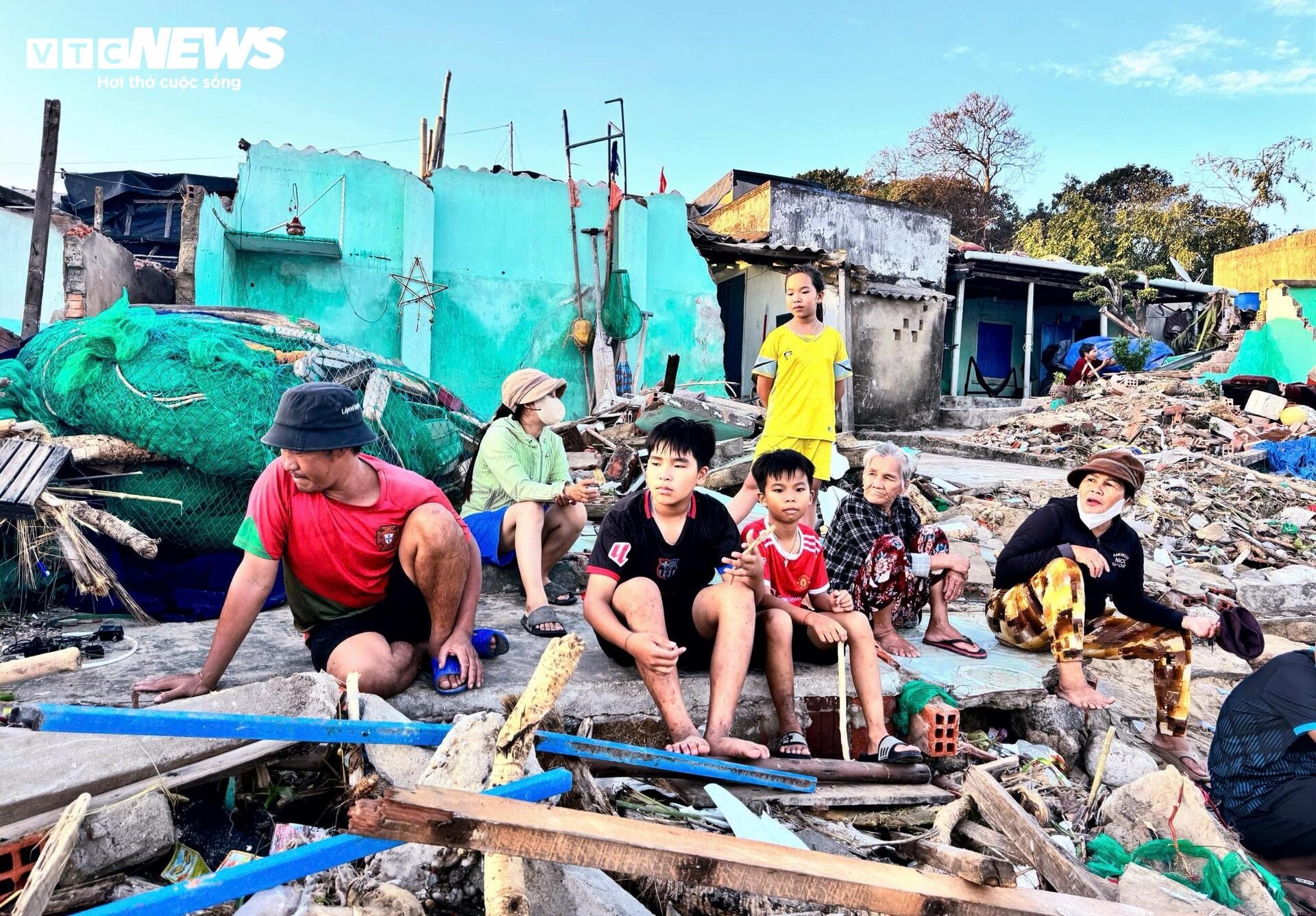 Bão Kalmaegi ‘nuốt’ làng ven biển Gia Lai: Sau một đêm, không còn nhà để về - 4