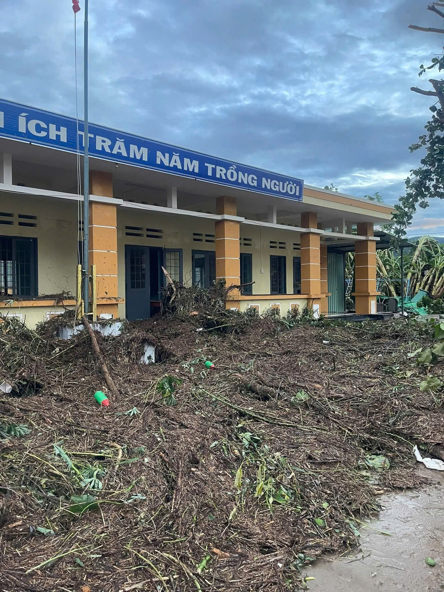Đắk Lắk: Thủy điện xả lũ đúng lúc bão đổ bộ, cả xã chìm trong biển nước - 5