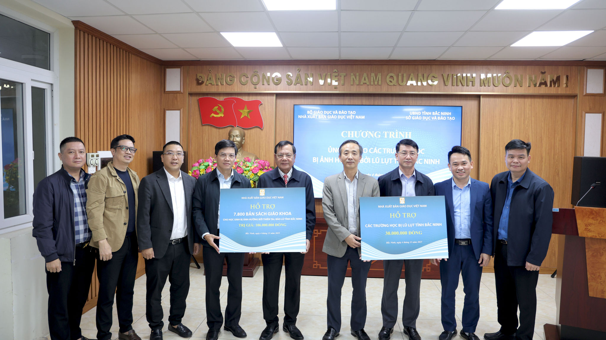 Đại diện NXB Giáo dục Việt Nam trao tiền mặt và sách giáo khoa cho đại diện Sở GD- ĐT tỉnh Bắc Ninh.