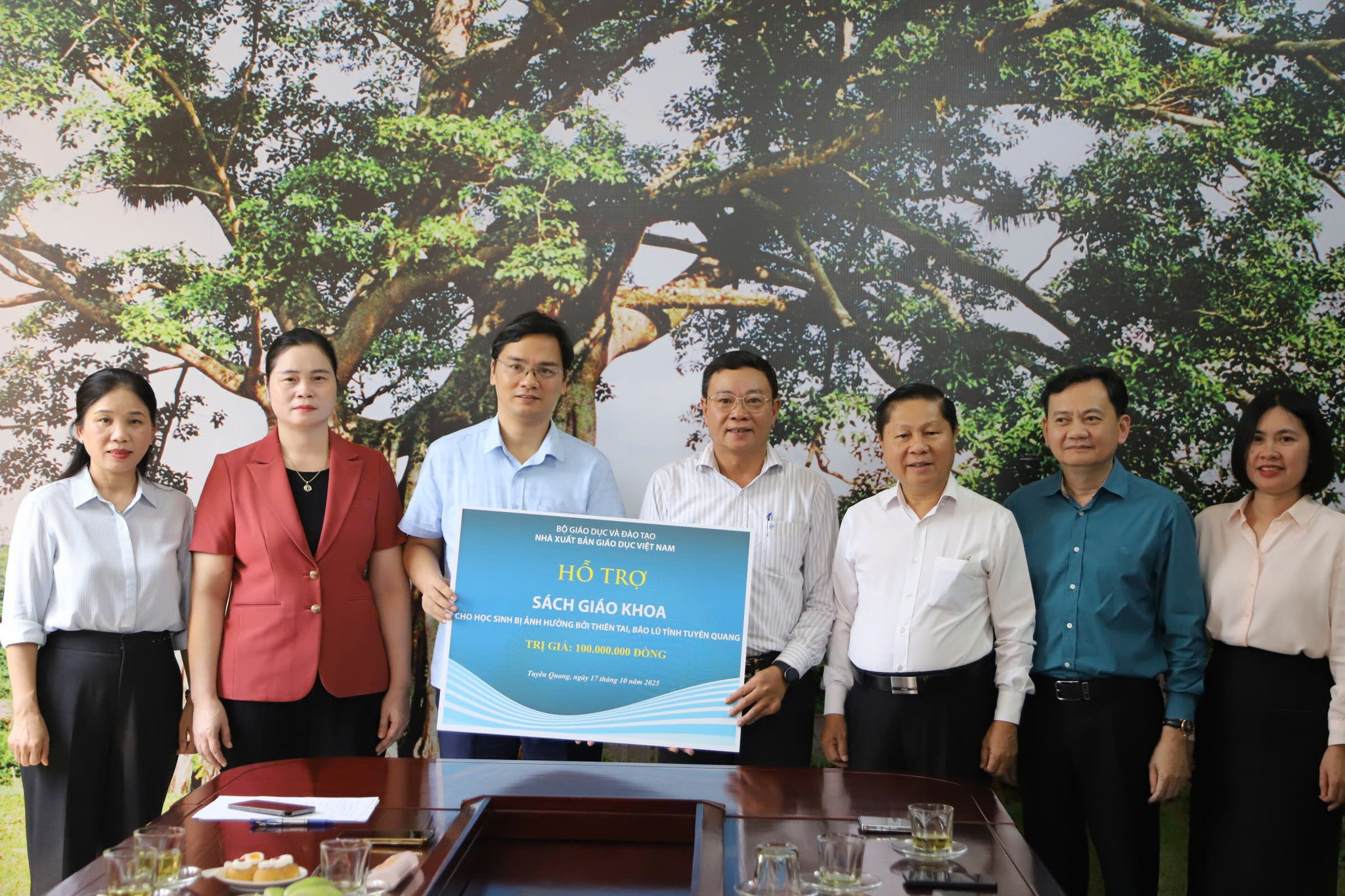 Ông Ngô Văn Hoan - Phó Tổng Giám đốc NXB Giáo dục Việt Nam - trao sách giáo khoa cho đại diện Sở GD&ĐT Tuyên Quang.