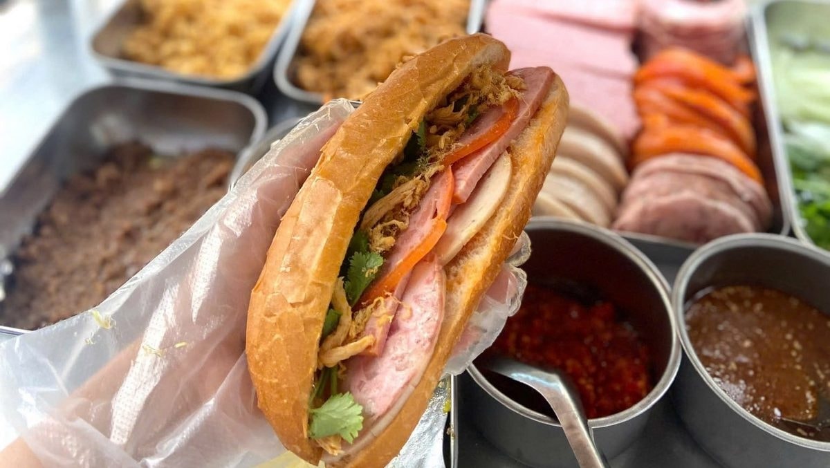 Ăn bánh mì, hơn 40 người tại tp.hcm phải đi cấp cứu hình ảnh 1 An banh mi, hon 40 nguoi tai tp.hcm phai di cap cuu hinh anh 1