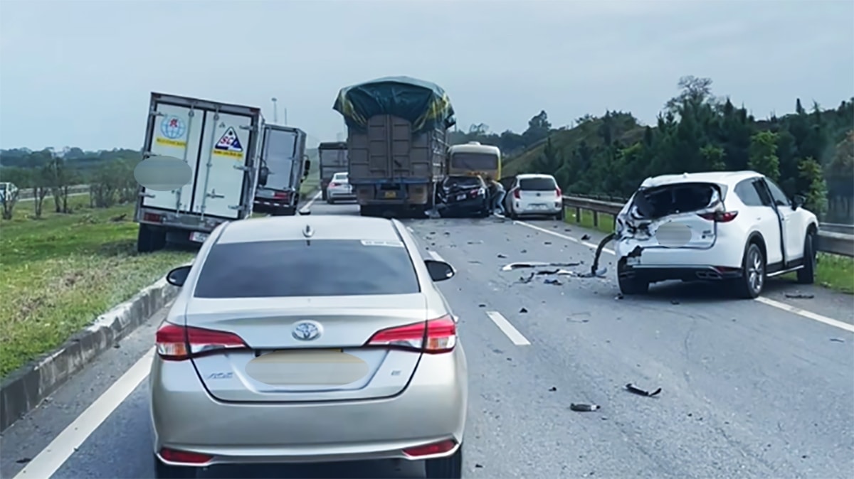 7 o to bi xe tai dam lien hoan o cao toc ha noi - thai nguyen, un tac keo dai hinh anh 2