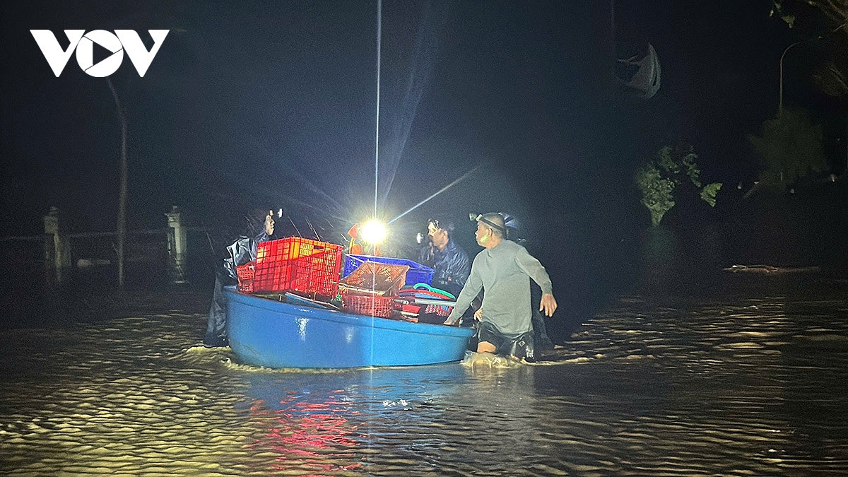 xuyên đêm cứu hộ người dân ở Đắk lắk bị ảnh hưởng bão số 13 hình ảnh 1 xuyen dem cuu ho nguoi dan o Dak lak bi anh huong bao so 13 hinh anh 1