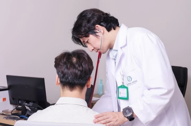 Bác sĩ Mạnh thăm khám cho người trẻ gặp vấn đề về sức khoẻ. (Ảnh: BSCC)