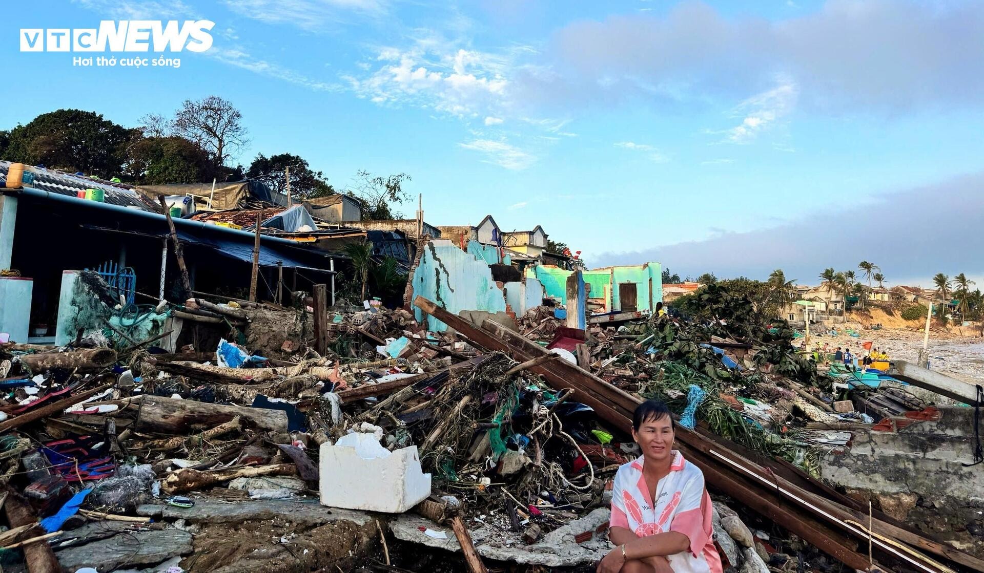 Làng chài ven biển tỉnh Gia Lai tan hoang sau bão số 13.
