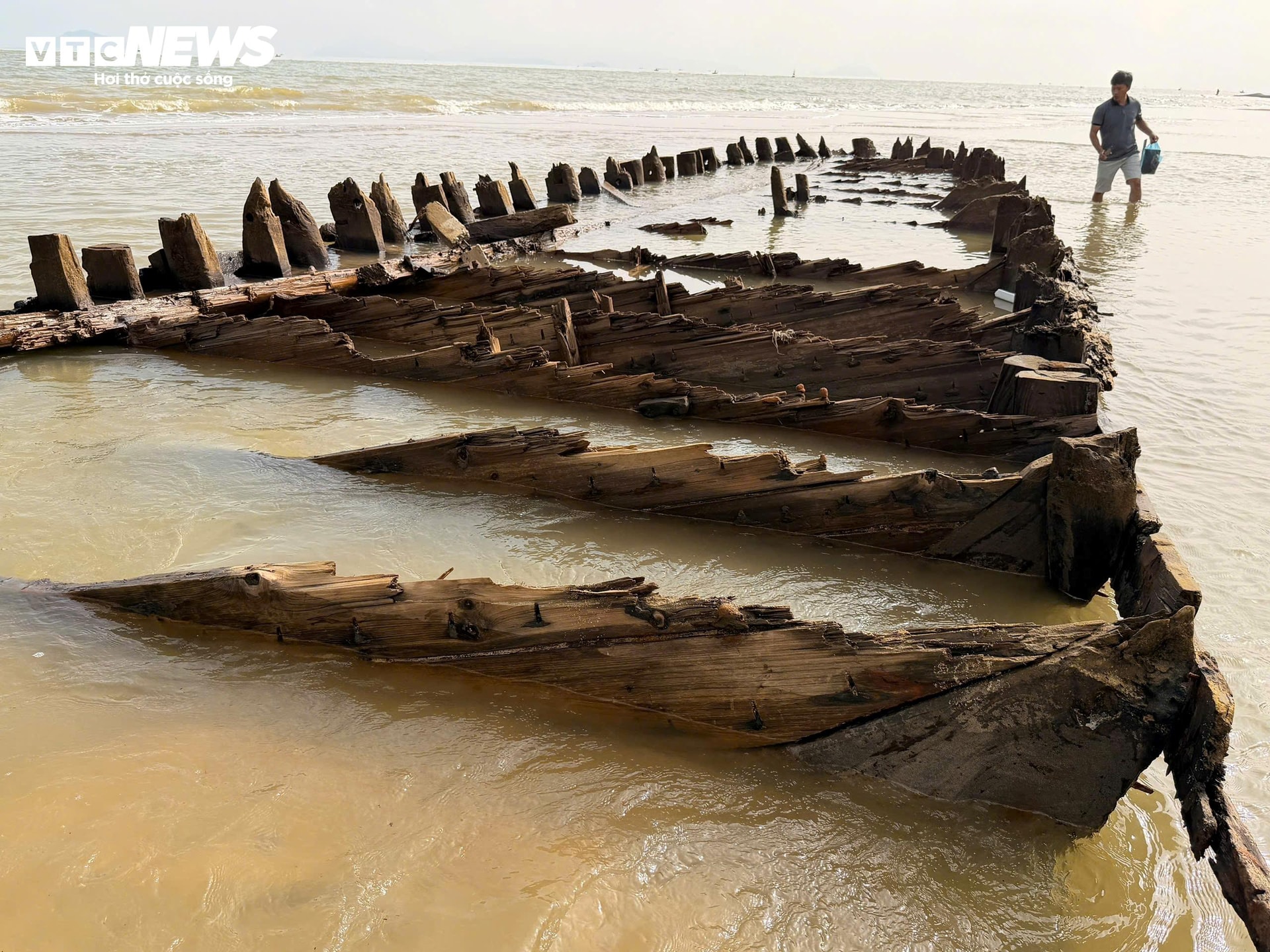 Ước chừng, tàu dài khoảng 15 m, rộng khoảng 3 m. Phần khung gỗ ôm quanh thân nổi lên mặt cát tạo hình bao quanh thân tàu, trông giống kiểu tàu cổ.