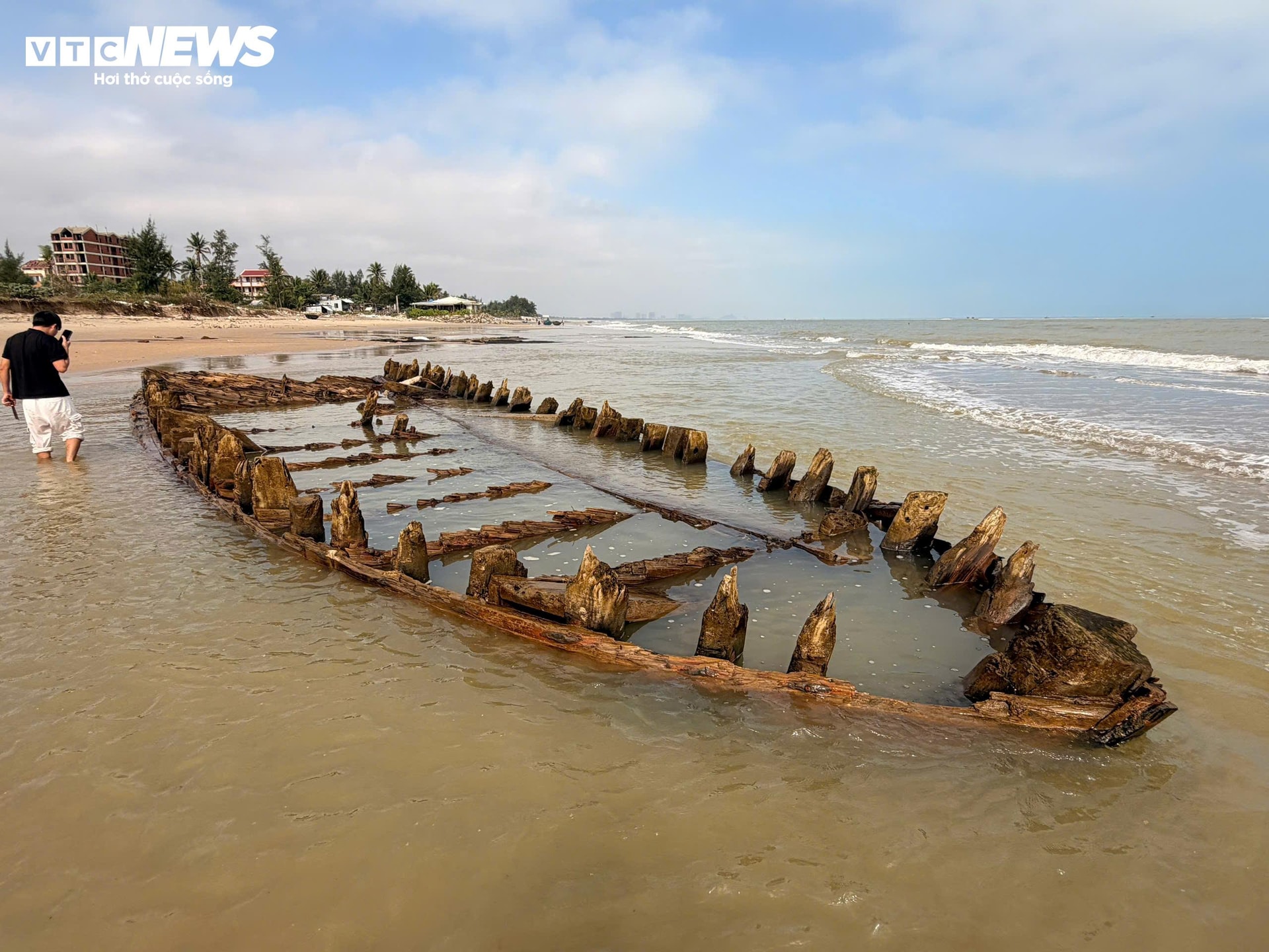 Theo người dân, sau bão số 13, con tàu trồi lên mặt nước biển với hình ảnh rõ nét hơn so với thời điểm được phát hiện cách đây gần 2 năm.