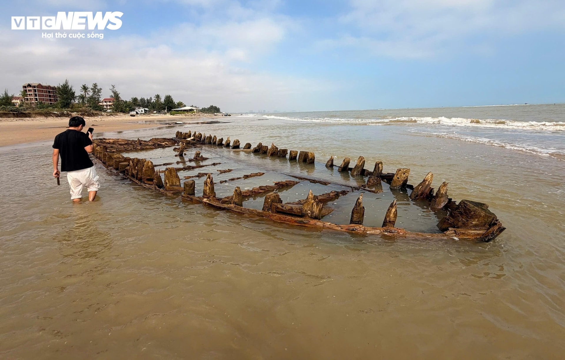 Sáng 8/11, nhiều người dân và du khách có mặt tại khu vực bờ biển Hội An (thuộc khối Tân Thành, phường Hội An Tây, TP Đà Nẵng) để mục sở thị tàu cổ 