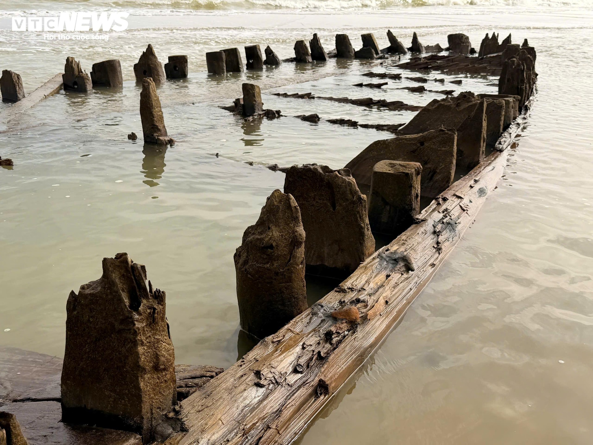 Trước đó, cuối tháng 12/2023, tàu cổ này được bà con địa phương phát hiện 